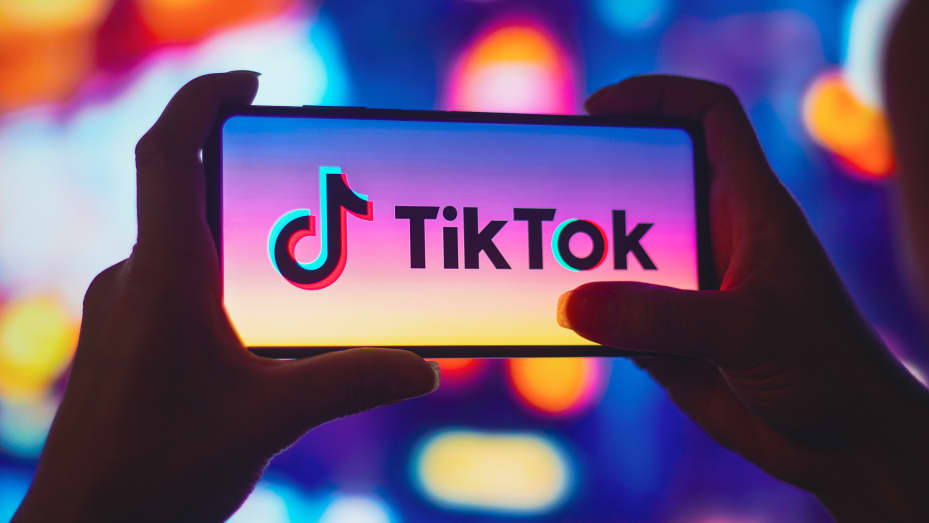 تطور محتوى البث المباشر والفيديو القصير: نظرة على ثورة TikTok